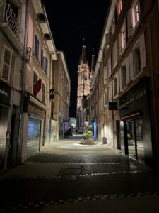 Découvrez un emplacement exceptionnel dans la rue Mongolfier à Voiron, une rue paisible et charmante au cœur de la ville. Cette rue, bordée de bâtiments historiques avec des façades colorées et des volets pittoresques, offre un cadre de vie unique. La proximité avec l'imposante église Saint-Bruno, illuminée magnifiquement la nuit, ajoute une touche d'élégance et de caractère à l'environnement. La rue Mongolfier est idéale pour les amateurs de tranquillité tout en restant proche des commodités. Vous y trouverez des boutiques locales, des pâtisseries artisanales et des commerces variés, rendant la vie quotidienne pratique et agréable. L'atmosphère chaleureuse et sécurisée de cette rue pavée, embellie par des motifs géométriques et des touches de verdure, est parfaite pour ceux qui cherchent un équilibre entre la vie urbaine et le charme historique. Investir dans un bien immobilier dans la rue Mongolfier à Voiron, c'est choisir un cadre de vie paisible, pittoresque et pratique, avec une véritable ambiance de quartier.