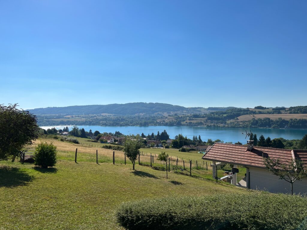 Vue imprenable sur le lac et les collines verdoyantes depuis cette magnifique propriété. Située dans un cadre paisible, cette maison offre une ambiance champêtre avec un jardin spacieux et bien entretenu. Profitez de la tranquillité et de la beauté naturelle, idéale pour se détendre et échapper au stress quotidien. À proximité des commodités locales et des activités de plein air, cette propriété est parfaite pour les amoureux de la nature et ceux à la recherche d'un cadre de vie serein. Ne manquez pas cette opportunité unique de posséder une maison avec une vue exceptionnelle et un environnement enchanteur.