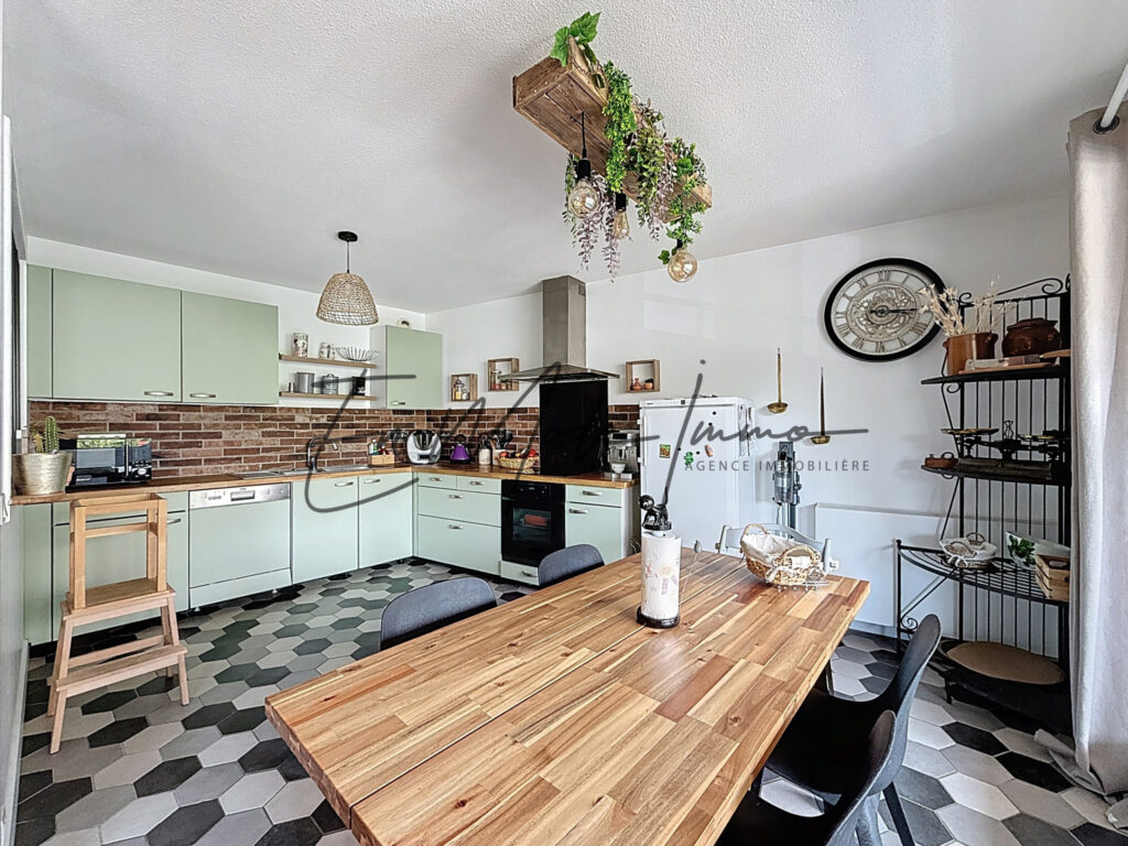 Appartement T4 avec grande terrasse et parking   Voiron cent